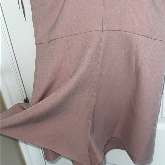 Elegant Mauve Sleeveless Romper with Feather Wings Details - Picture 11 of 16